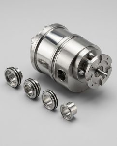 Pompa ad ingranaggi igienica Serie Fx Pompe Casali interamente in acciaio inossidabile lavorato dal pieno, con quattro tenute meccaniche a doppio labbro smontate e disposte in primo piano, corpo cilindrico con camicia di termoregolazione, flangia di accoppiamento motore a sgancio rapido e bocca laterale, per dosaggio di precisione di fluidi sensibili in industria alimentare, farmaceutica e cosmetica con predisposizione lavaggio CIP